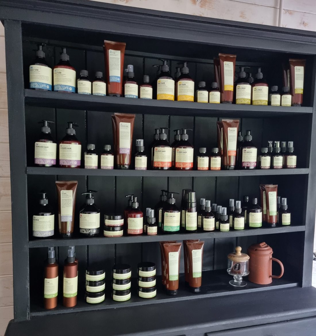 De kast met Insight-producten in de salon